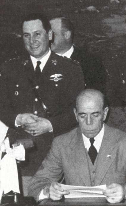 El coronel Perón detrás del presidente Farrell