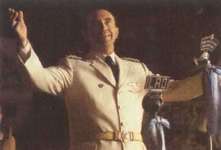 Jonathan Pryce como Perón